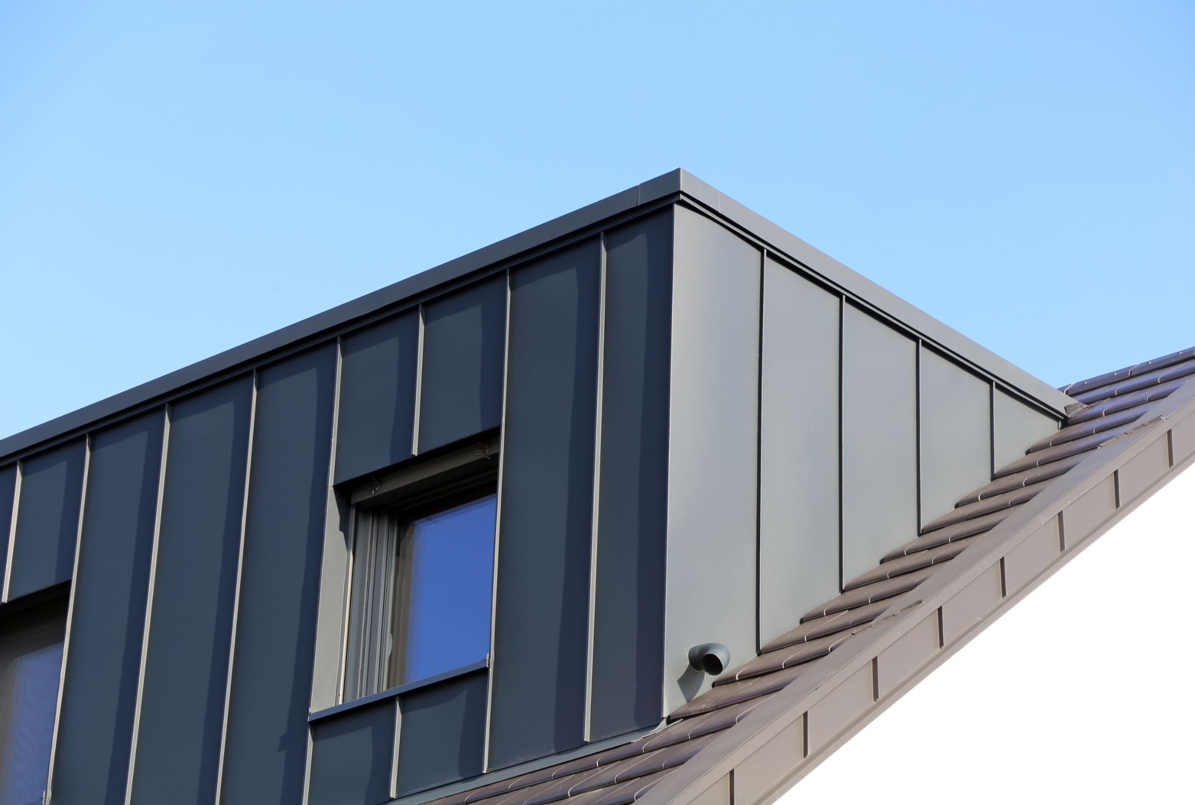 Bauflaschner Stuttgart – Gaubenverkleidung & Blechfassade in Stehfalz vom Meisterbetrieb Eco Dach GmbH