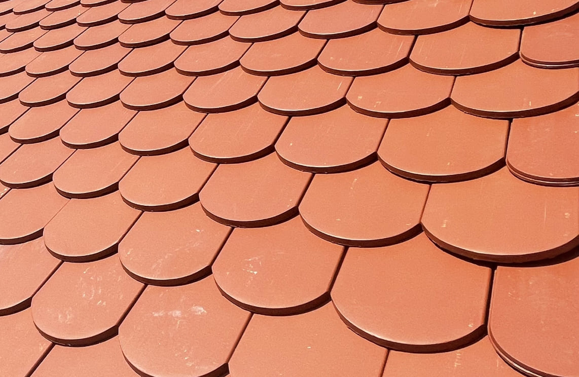 Biberschwanzziegel aus Ton – Nachhaltige Dachsanierung mit Tradition