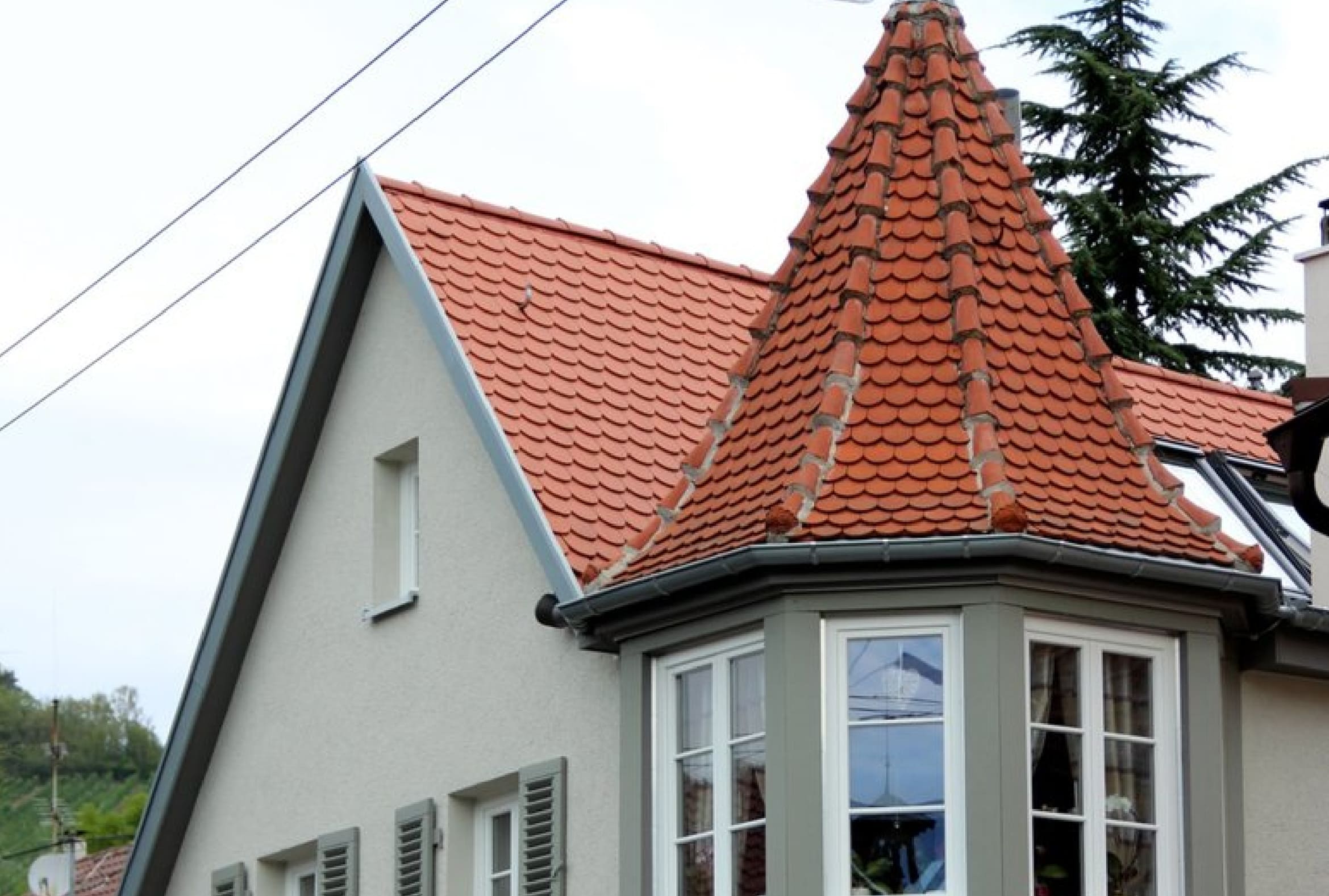 Dachsanierung Einfamilienhaus Stuttgart – Ziegeldeckung & Flaschnerdetails