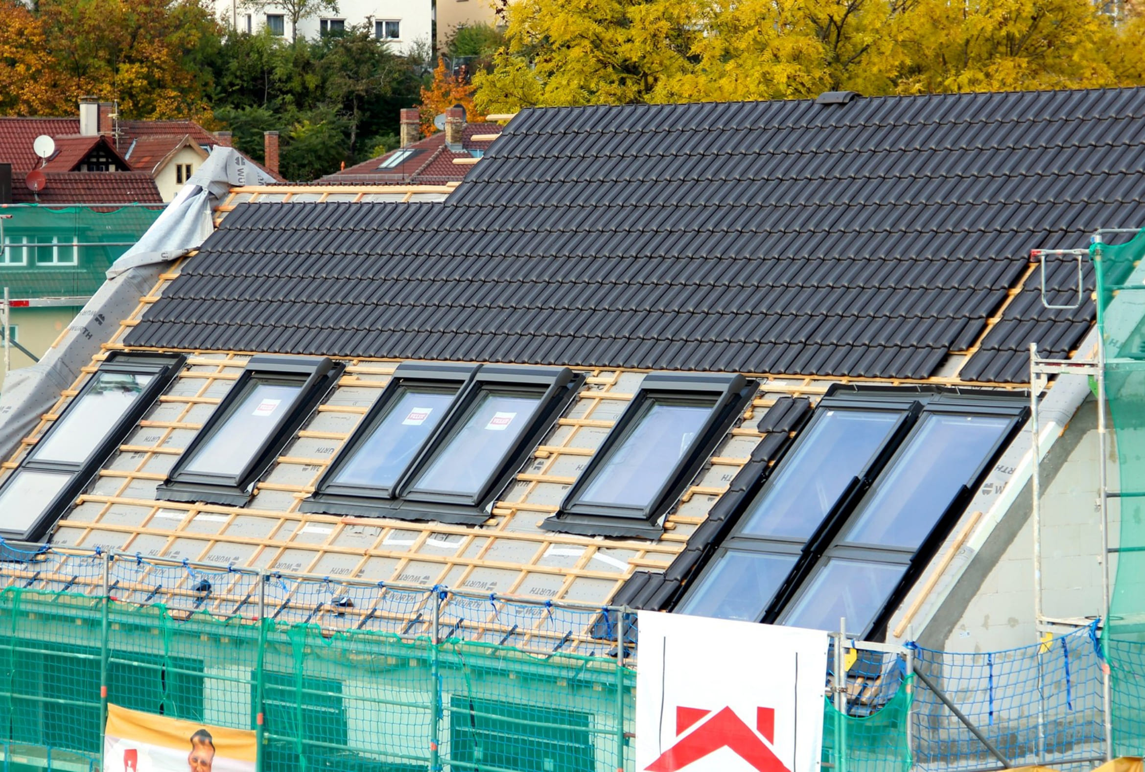 Mehrfamilienhaus Stuttgart – Dachdeckung, Dämmung & Flaschnerarbeiten